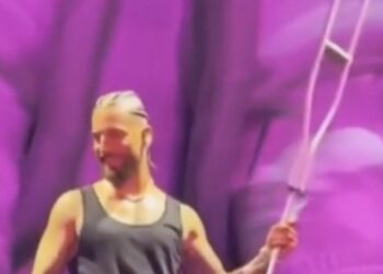 Insólito pero en un concierto del reguetonero Maluma un fan le aventó una muleta en pleno concierto; su reacción fue todo menos de molestia.