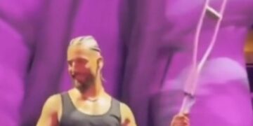 Insólito pero en un concierto del reguetonero Maluma un fan le aventó una muleta en pleno concierto; su reacción fue todo menos de molestia.