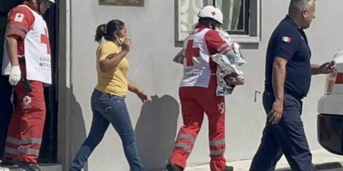 La niña sufrió quemaduras de primer grado al echarse el agua caliente que su madre calentaba para preparar su biberón en Saltillo