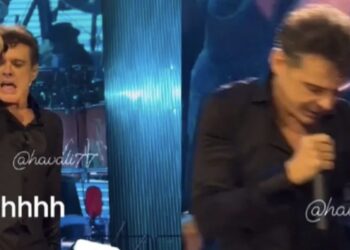 El cantante interpretaba uno de sus éxitos musicales cuando se percató que un brasier estaba a sus pies.