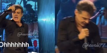 El cantante interpretaba uno de sus éxitos musicales cuando se percató que un brasier estaba a sus pies.