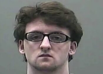 Mason Sisk, ahora de 18 años, fue sentenciado a cadena perpetua por los asesinatos a sangre fría de su padre, su madrastra y sus tres hermanos pequeños a los 14 años sin mostrar ningún signo de remordimiento.