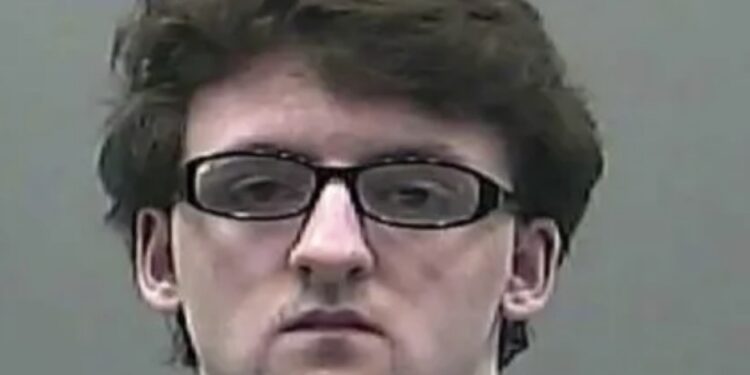 Mason Sisk, ahora de 18 años, fue sentenciado a cadena perpetua por los asesinatos a sangre fría de su padre, su madrastra y sus tres hermanos pequeños a los 14 años sin mostrar ningún signo de remordimiento.