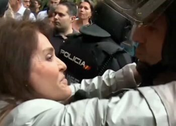 El policía dijo que ese beso puede ser constitutivo de delito contra la libertad sexual.