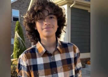 El menor contrajo la bacteria mientras se encontraba de vacaciones con su familia en una playa de Estados Unidos.