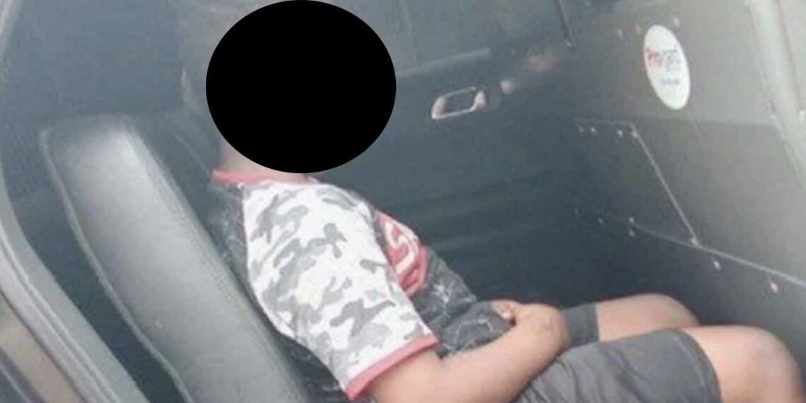 La madre del menor está pidiendo que despidan a los policías y exige una disculpa.