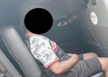 La madre del menor está pidiendo que despidan a los policías y exige una disculpa.