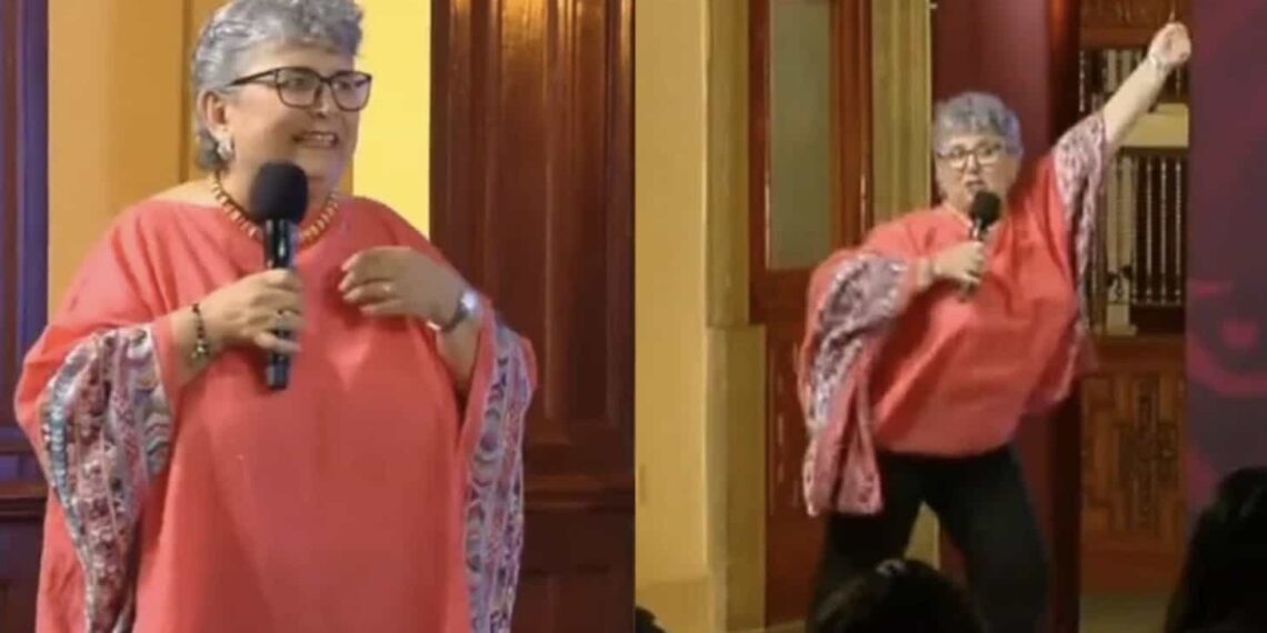 La docente ha recibido duras críticas por esto; algunos la llaman Chilindrina y otros sugieren que solicite atención médica.