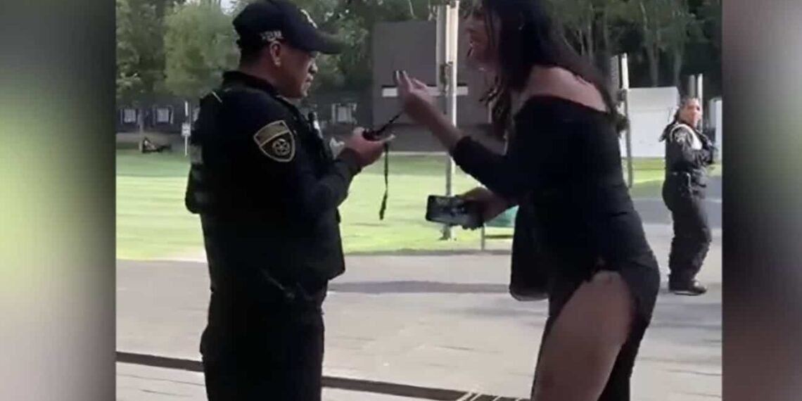 La afectada señaló que dos oficiales de seguridad ingresaron al baño, patearon la puerta y la alejaron del lugar.