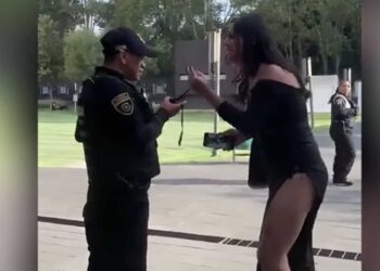 La afectada señaló que dos oficiales de seguridad ingresaron al baño, patearon la puerta y la alejaron del lugar.