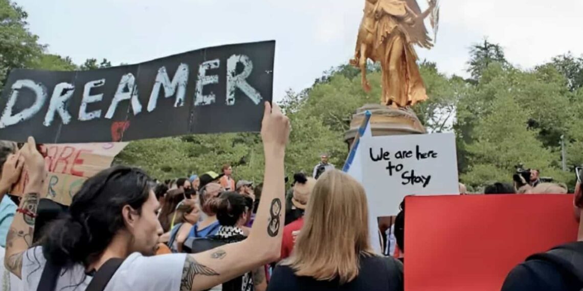 Estudiantes mexicanos se verían afectados por la cancelación del programa de Acción Diferida para los Llegados en la Infancia.