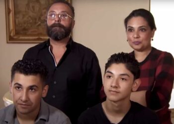 La familia afirma que vecinos, e incluso un policía, vieron algo extraño en el cielo cuando estos supuestos alienígenas invadieron su hogar.