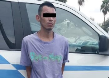 El hombre de 54 años de edad veía autos en redes sociales, cuando llegó su hijo pidiéndole el celular.