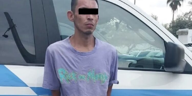 El hombre de 54 años de edad veía autos en redes sociales, cuando llegó su hijo pidiéndole el celular.