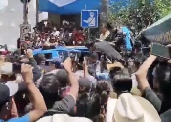 Las personas sacaron de la patrulla donde ya habían sido detenidos los maleantes para quemarlos.