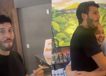 No es extraño que la barista haya confundido el nombre del cantante, pues ambas figuras comparten algunos duetos juntos.
