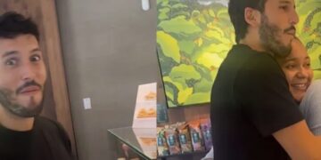 No es extraño que la barista haya confundido el nombre del cantante, pues ambas figuras comparten algunos duetos juntos.