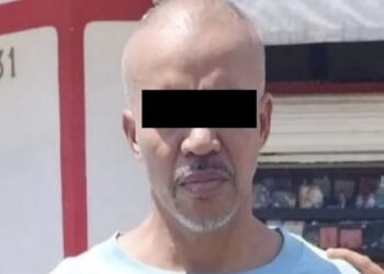 El hombre de 51 años de edad habría intentado estrangular también a su pareja, por lo que oficiales de policía lo arrestaron.
