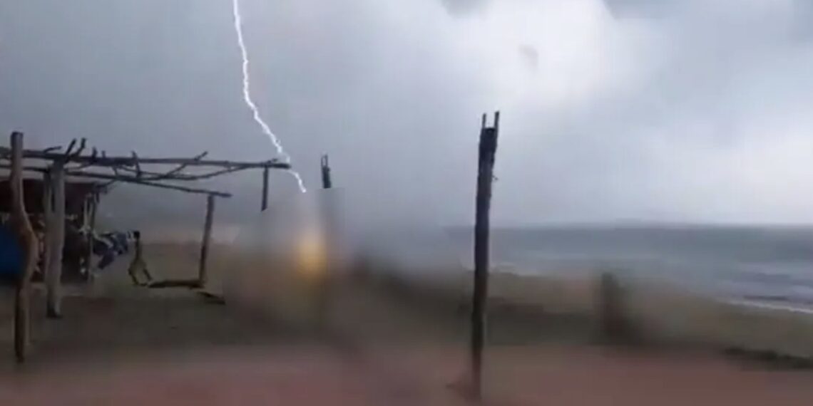 El alcalde José María Valencia informó que los hechos se registraron en la localidad de Maruata y las víctimas fueron identificadas como una turista originaria de Guanajuato originario de Colima