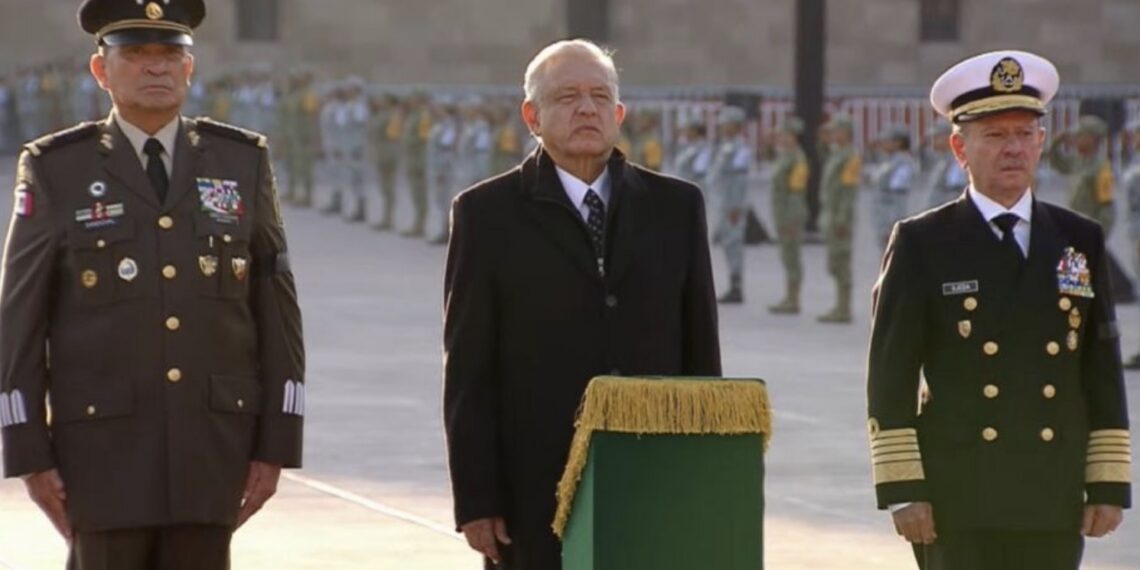 El presidente Andrés Manuel López Obrador encabezó la ceremonia de izamiento de Bandera a media asta en el Zócalo capitalino