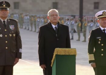 El presidente Andrés Manuel López Obrador encabezó la ceremonia de izamiento de Bandera a media asta en el Zócalo capitalino