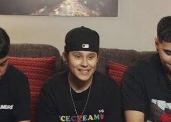 La vocalista de la banda fue interceptada por algunos medios de comunicación en el aeropuerto.