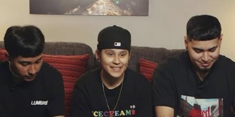 La vocalista de la banda fue interceptada por algunos medios de comunicación en el aeropuerto.