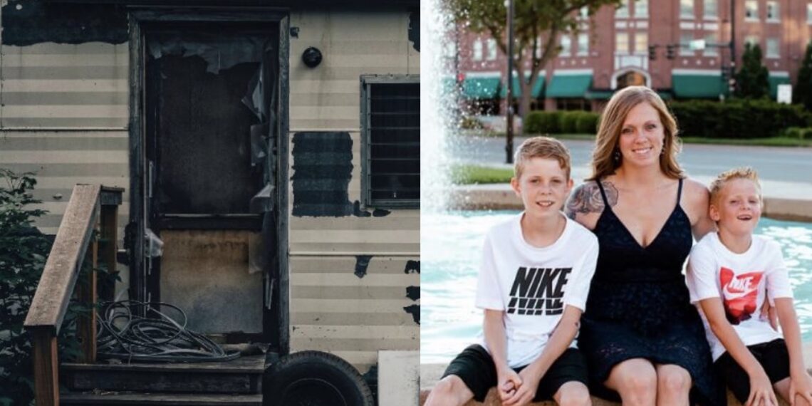 Los niños practicaban motocross como su padre, su vehículo estaba junto a una pista