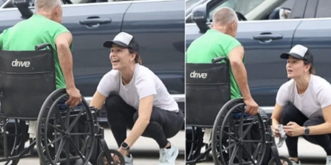 Luego de una breve conversación con el hombre, Garner le entregó una bolsa de plástico llena de artículos esenciales para ayudarlo.