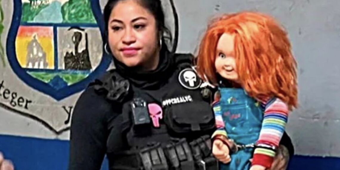 Con todo y esposas, el muñeco fue llevado a los separos junto a un hombre en estado de ebriedad