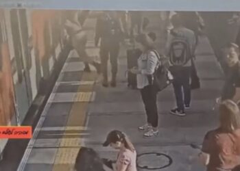 La joven quedó atorada entre el andén y el tren. Los demás pasajeros poco pudieron hacer para salvarla