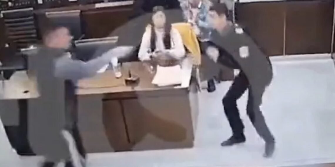 La fiscal consiguió rociarle gas pimienta en el rostro cuando el hombre se fue contra ella.