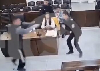 La fiscal consiguió rociarle gas pimienta en el rostro cuando el hombre se fue contra ella.