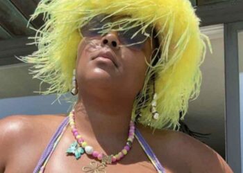 La demanda, presentada el 20 de septiembre, llega menos de dos meses después de que tres bailarinas demandaran a la ganadora de un Grammy por acoso sexual.