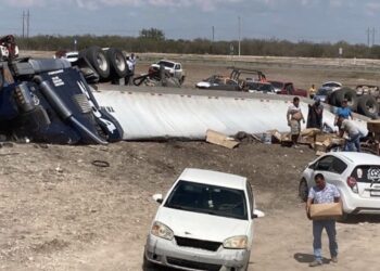 Toneladas del producto quedaron regadas en el pavimento, pero en cuestión de minutos desaparecieron