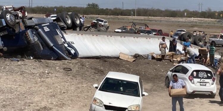 Toneladas del producto quedaron regadas en el pavimento, pero en cuestión de minutos desaparecieron