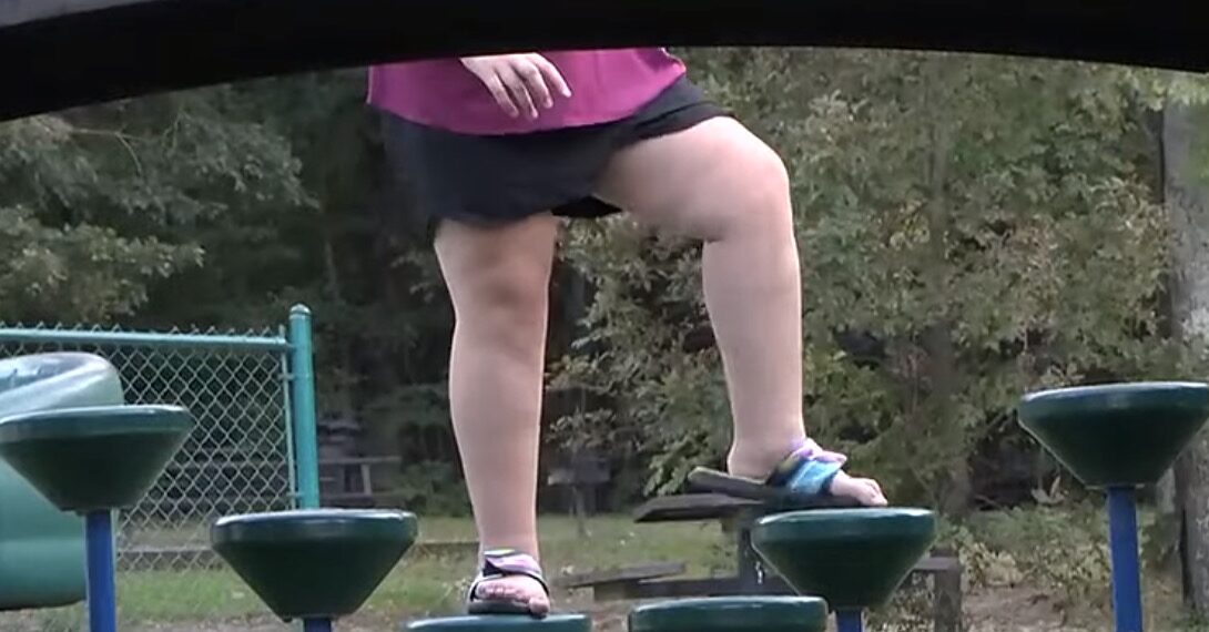 Cuando la menor tenía 7 años empezó a notar su condición y comenzó a cuestionar por qué no era igual que el resto de los niños.