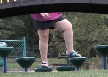 Cuando la menor tenía 7 años empezó a notar su condición y comenzó a cuestionar por qué no era igual que el resto de los niños.