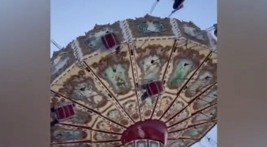 La mujer salió proyectada de las "sillas voladoras" en un parque de diversiones en Brasil