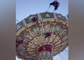 La mujer salió proyectada de las "sillas voladoras" en un parque de diversiones en Brasil