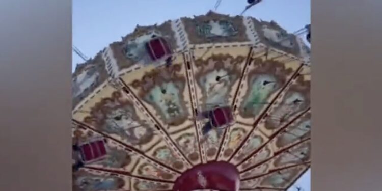 La mujer salió proyectada de las "sillas voladoras" en un parque de diversiones en Brasil