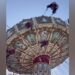 La mujer salió proyectada de las "sillas voladoras" en un parque de diversiones en Brasil