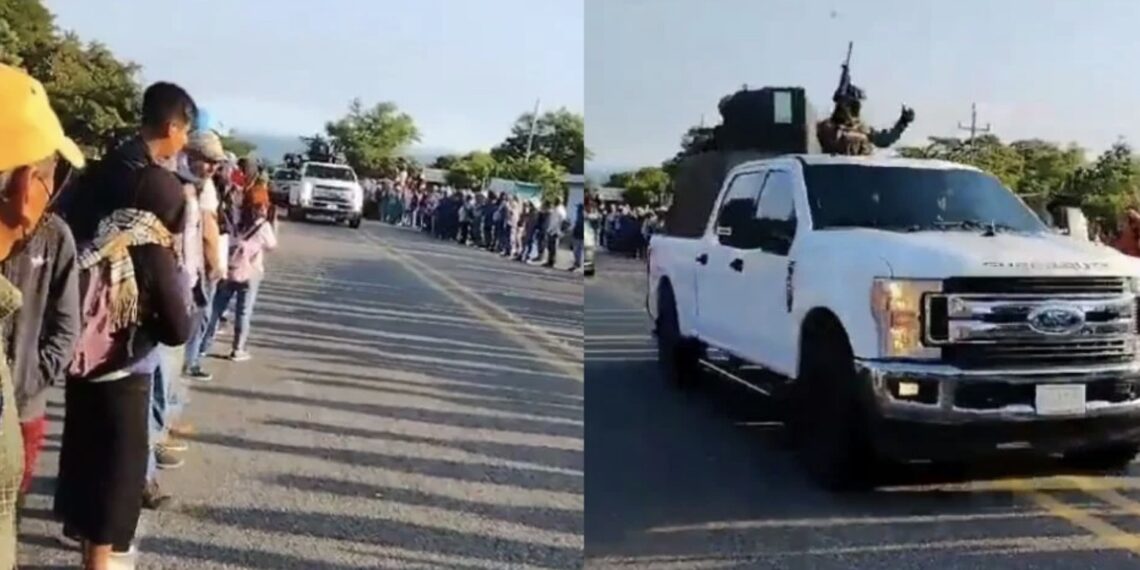Al grito de "¡puro Sinaloa!", los pobladores les aplaudieron a los integrantes del crimen organizado durante su paso por una vía.