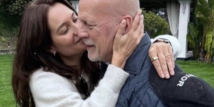 La esposa del actor confesó que por ahora es incierto si Bruce Willis está consciente de cómo se ha afectado su salud tras ser diagnosticado con demencia frontotemporal.