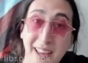 La implicada indicó estar buscando al doctor que le ayude a llevar a cabo una cirugía de trasplante de útero, ovarios y óvulos en su cuerpo