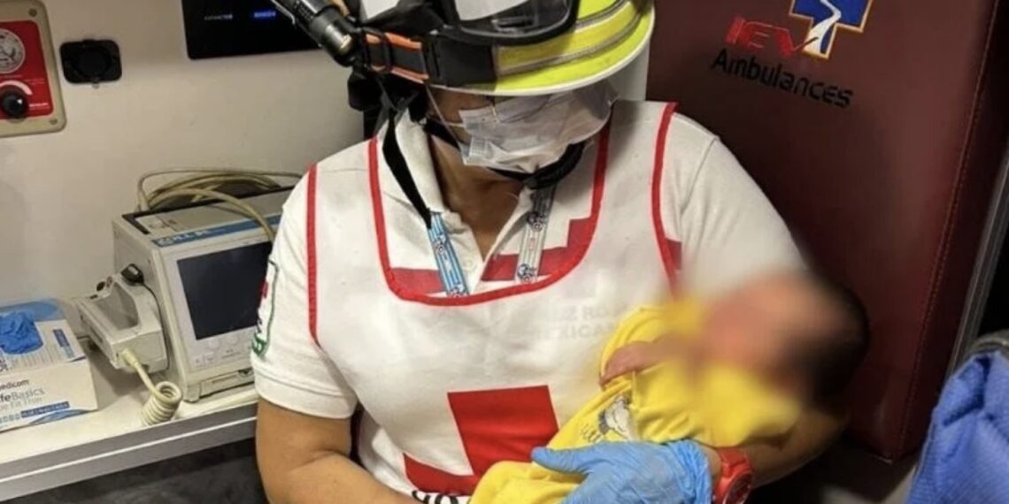 La pequeñita nació un día antes de haber sido abandonada; le encontraron la pulsera que le fue colocada en el IMSS