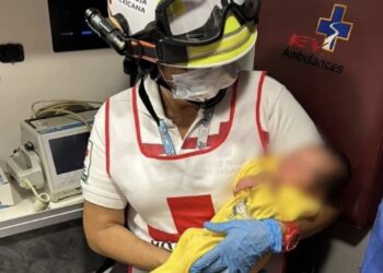 La pequeñita nació un día antes de haber sido abandonada; le encontraron la pulsera que le fue colocada en el IMSS