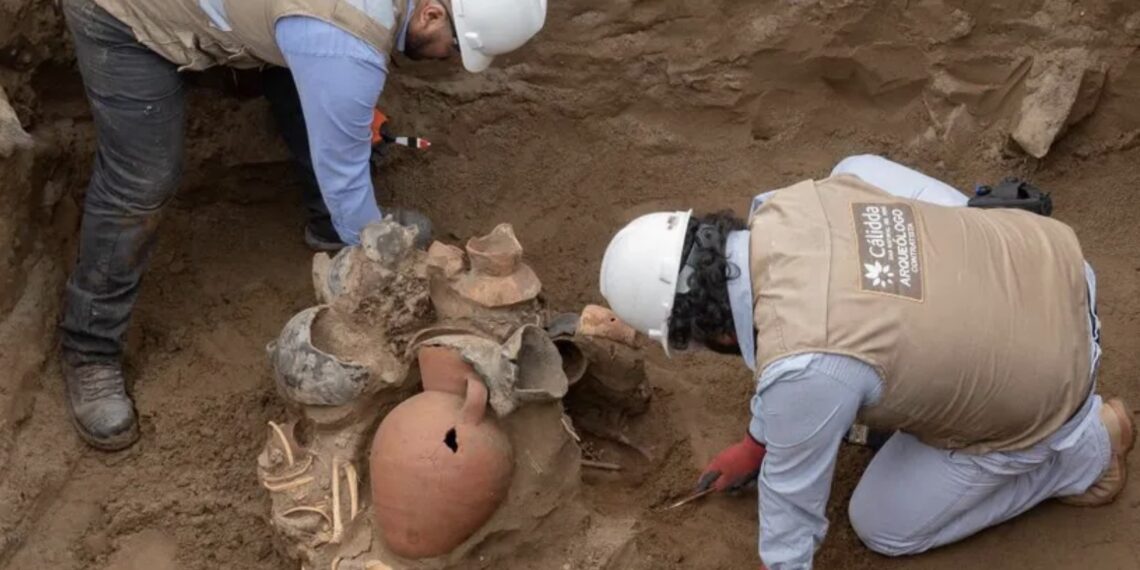 Los trabajadores se encontraban colocando tuberías de gas en Lima, la capital de Perú.