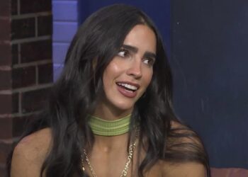 La polémica actriz sorprendió en redes luciendo un traje de baño como pocas veces la hemos visto.