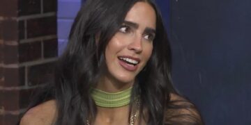 La polémica actriz sorprendió en redes luciendo un traje de baño como pocas veces la hemos visto.